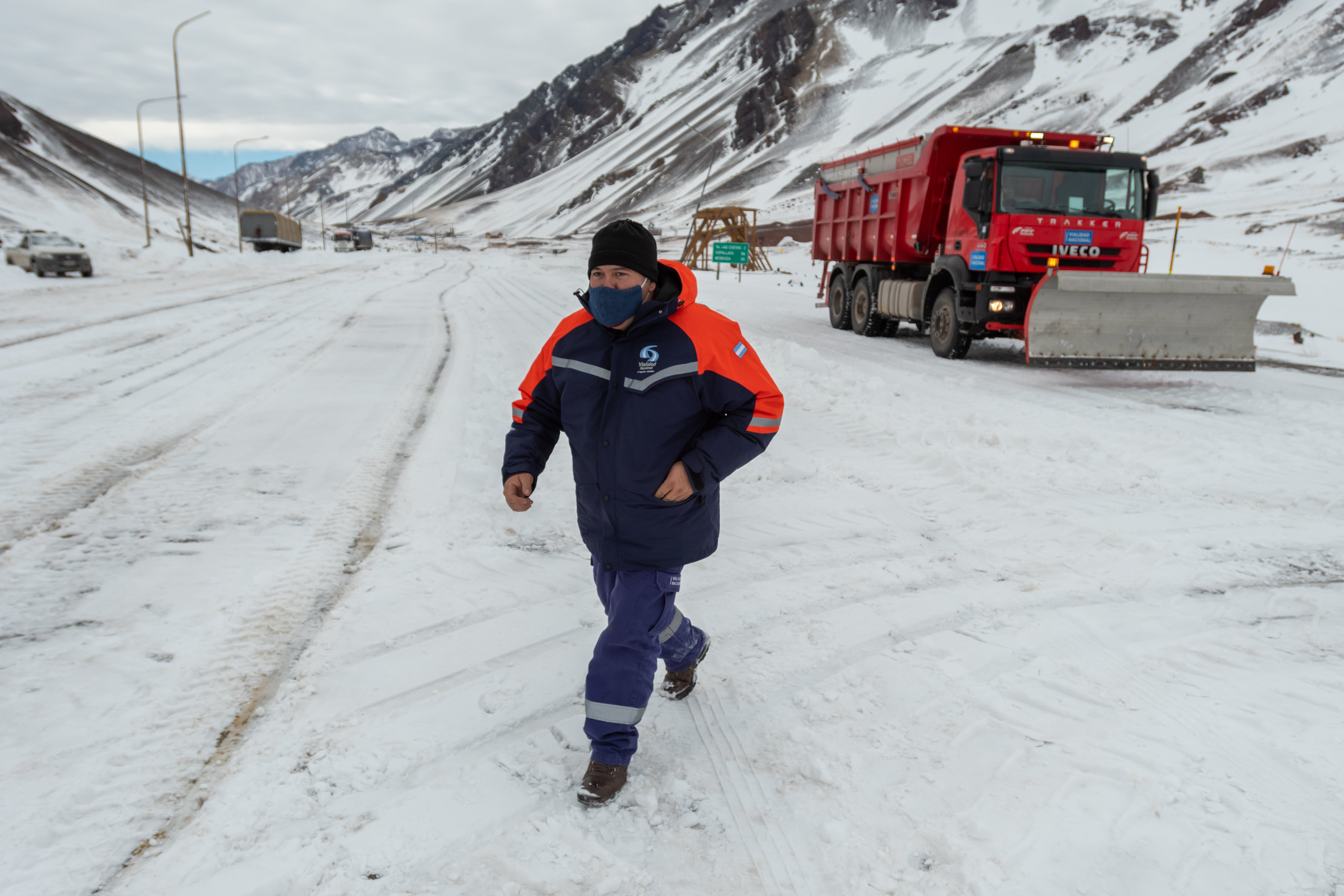 Mendoza 25 de junio de 2020 Sociedad
Paso Internacional cortado
Operativo de Vialidad Nacional en Villa Las Cuevas para despejar la nieve acumulada sobre Ruta Internacional 7.   

Foto: Ignacio Blanco / Los Andes