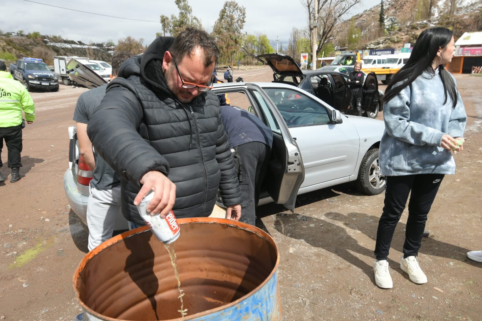 Nieve, incidentes con la Policía y un auto con más de 50 botellas de alcohol: así recibe Potrerillos a la primavera. Foto: Ignacio Blanco / Los Andes.