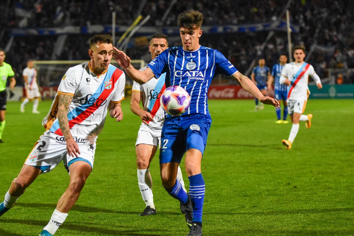 Godoy Cruz la pasó mal, pero le ganó a Arsenal y se metió de lleno en la pelea por el título.
Foto: Mariana Villa / Los Andes