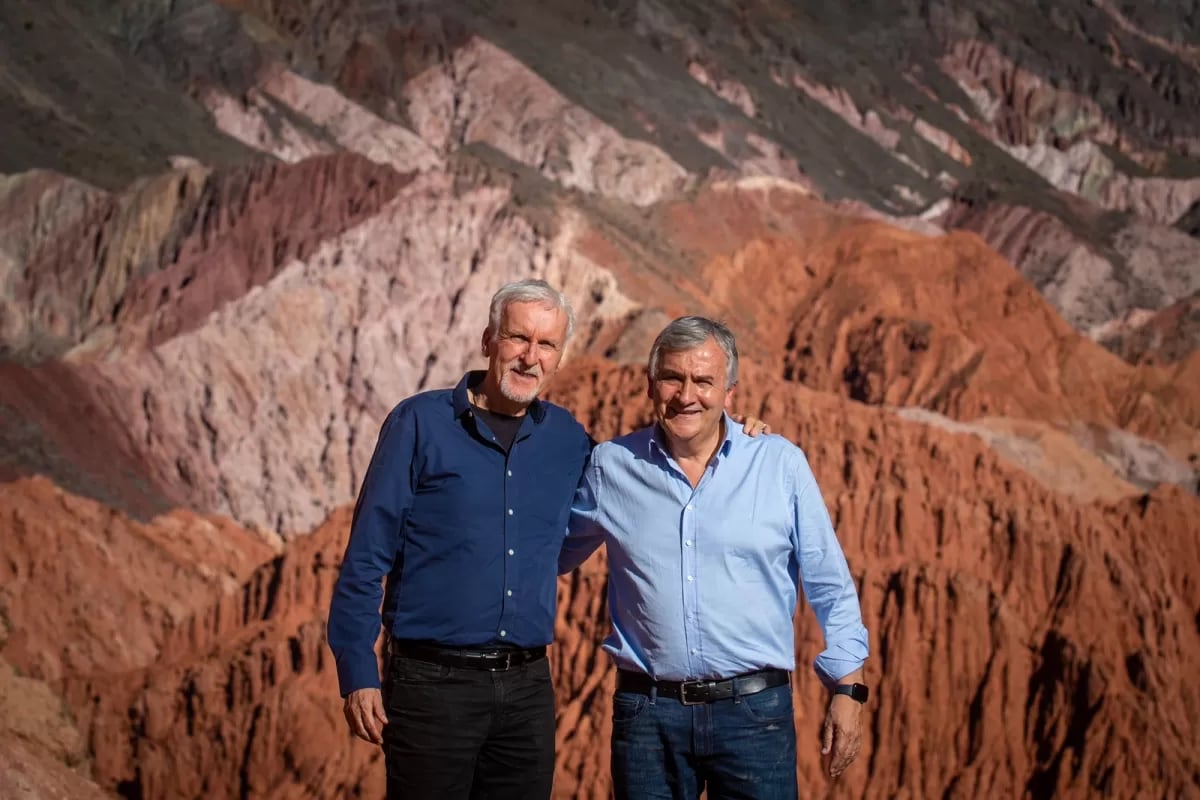 James Cameron llegó a Jujuy y junto al gobernador Gerardo Morales recorrieron Purmamarca. - Gentileza