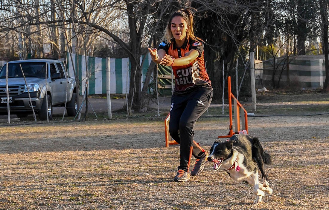 Yésica con Quzy durante un entrenamiento. Agility es una modalidad competitiva donde un guía dirige a un perro sobre una serie de obstáculos. Cure Agility es una de las 4 escuelas que hay en Mendoza donde las personas pueden asistir con sus perros y entrenarse para competir o como un pasatiempo.