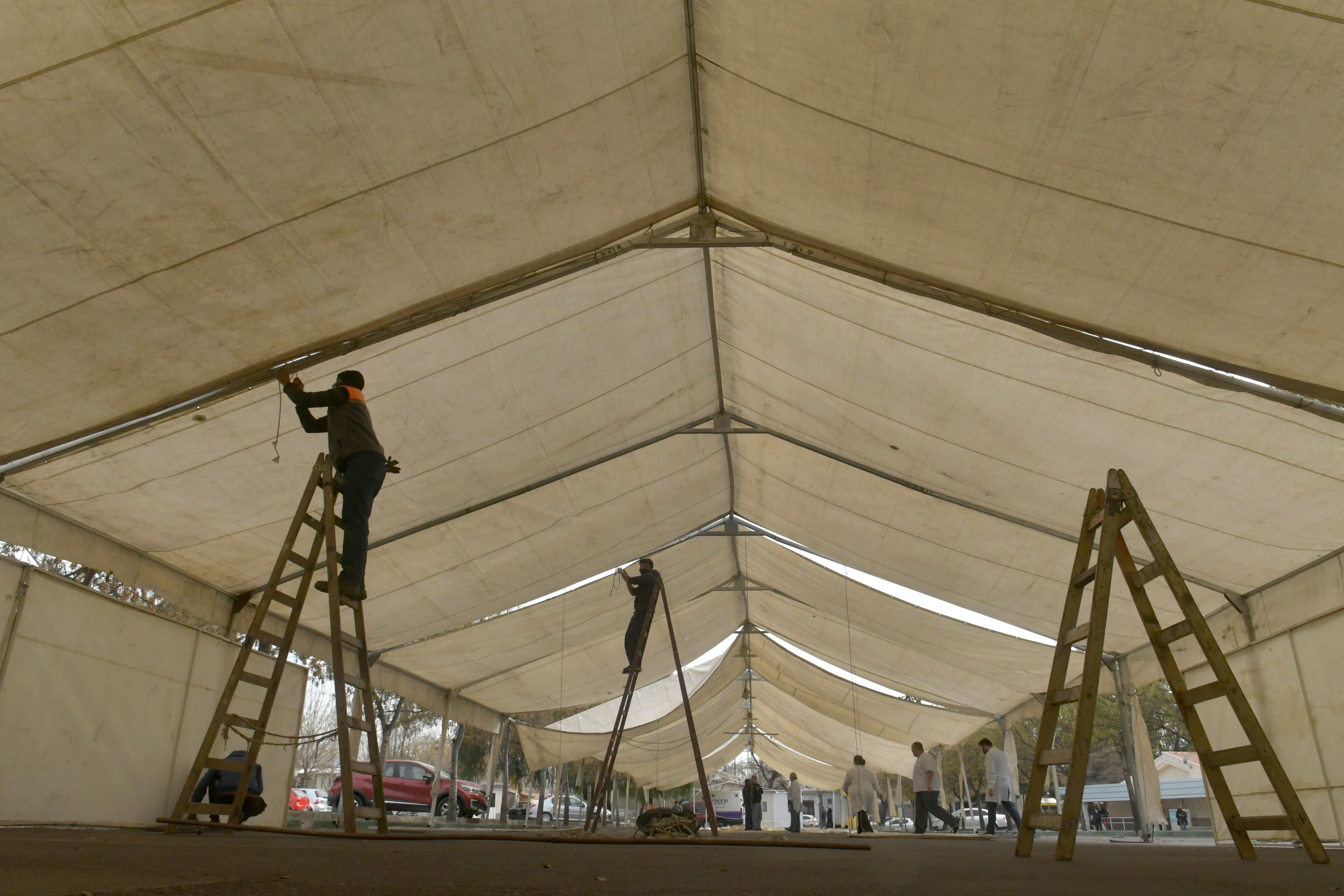 Septiembre. Arman una gran carpa para atender consultas y recibir a pacientes en el Hospital El Carmen.