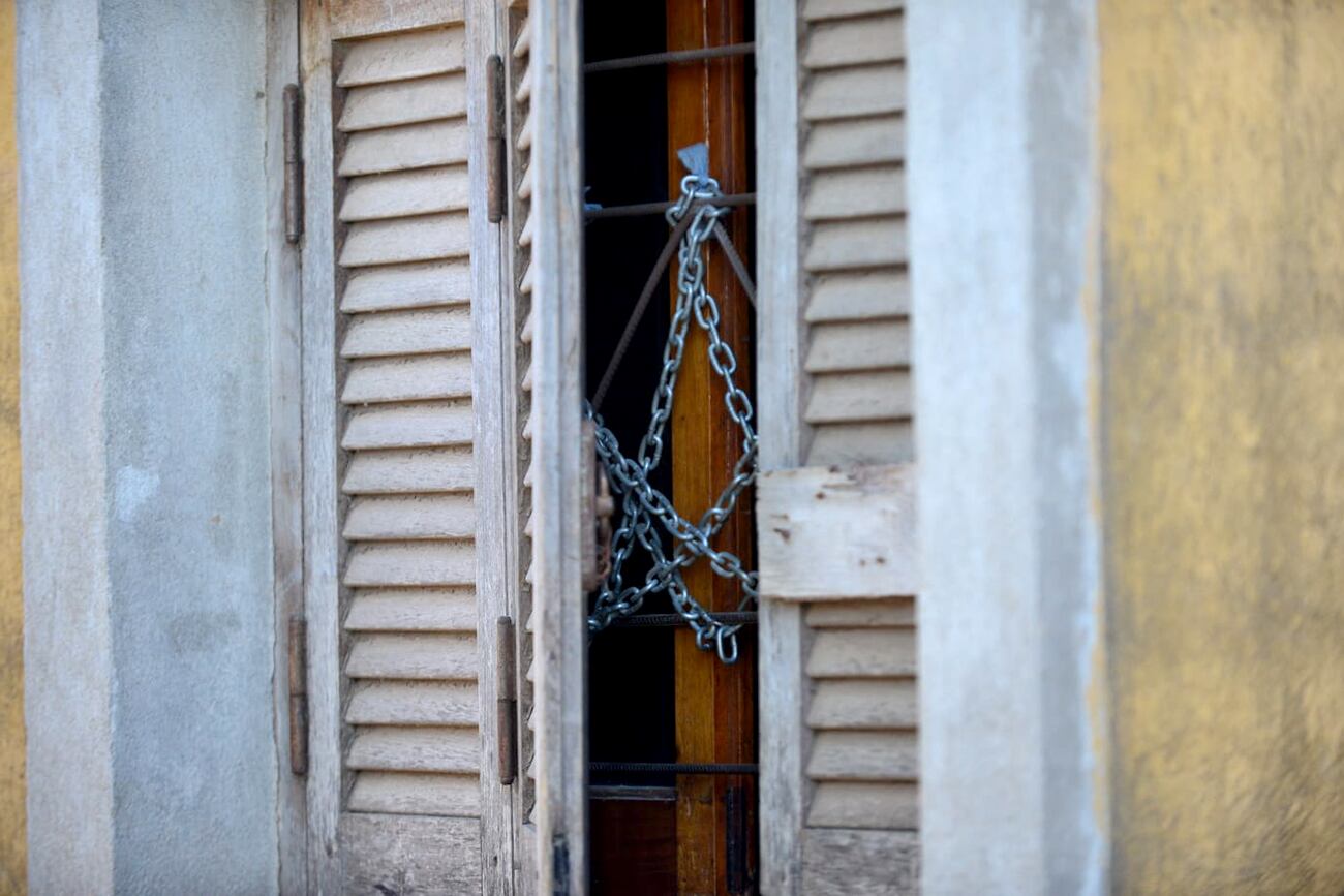 Arduo trabajo de bomberos en la casa de barrio Autódromo para recuperar los cuerpos de las dos mujeres desaparecidas. (Nicolás Bravo / la Voz)