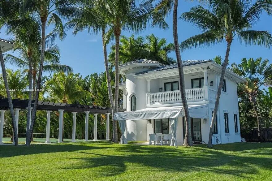 Así es por dentro la mansión del Kun Agüero en Miami.