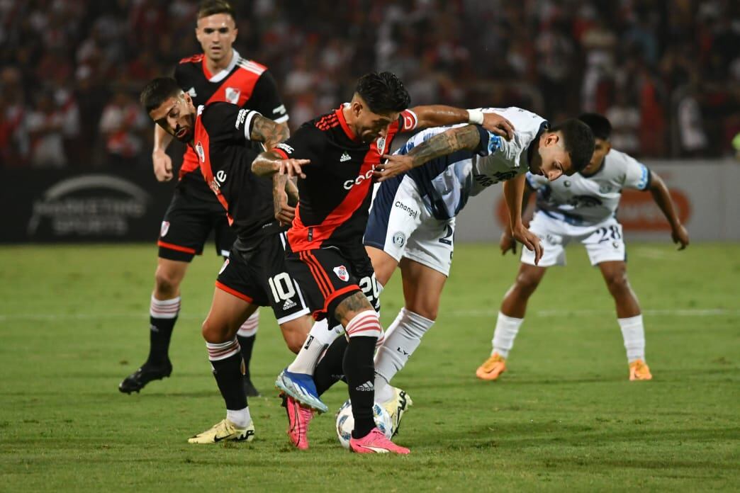 Independiente Rivadavia vs. Riverl Plate en el estadio Malvinas Argentinas. / JOSÉ GUTIÉRREZ (LOS ANDES).