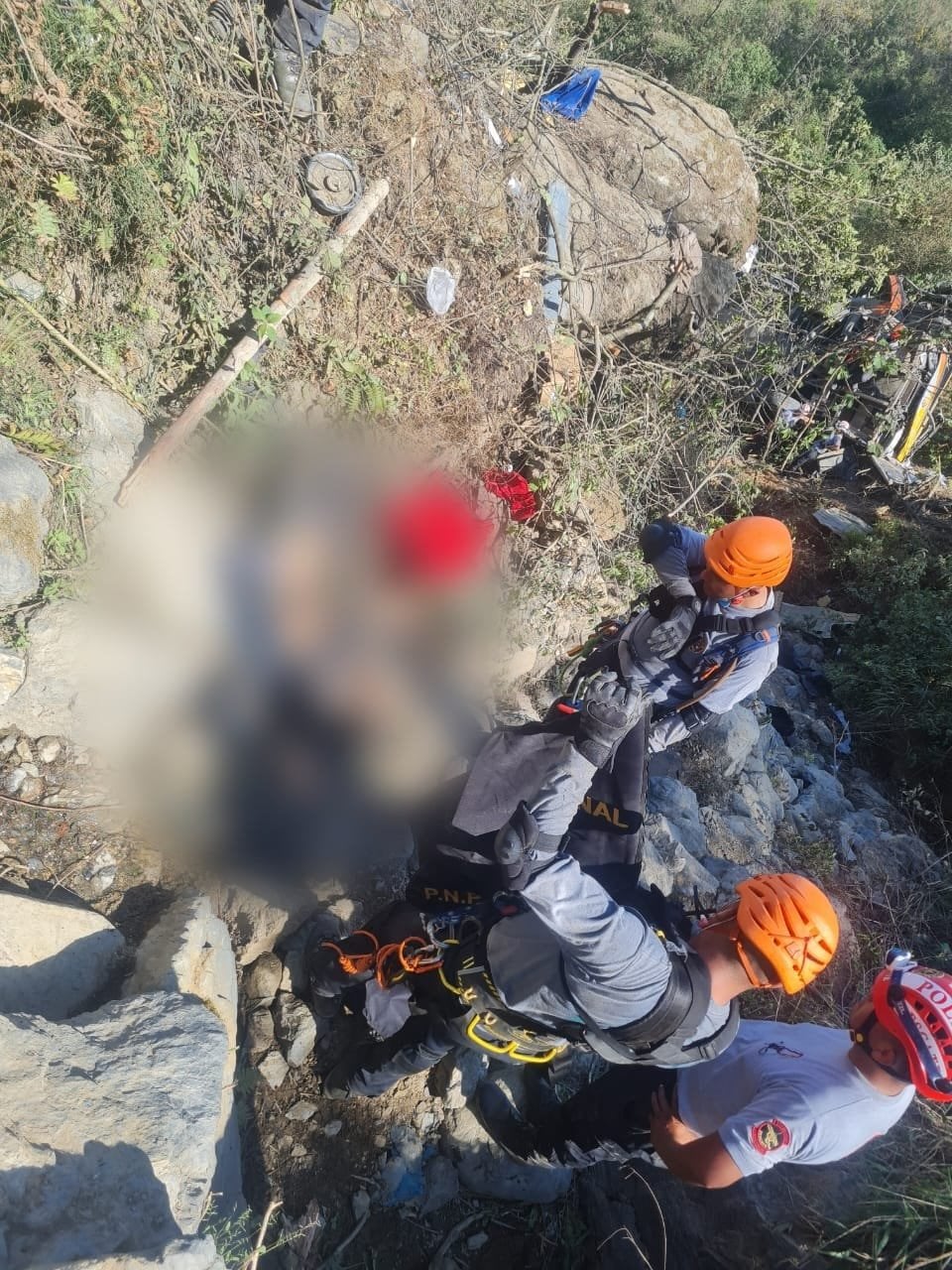 Al menos 10 muertos y decenas de heridos luego de que un autobús cayera al abismo. Foto: Policía de Perú.