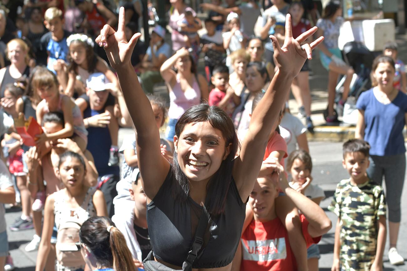 Vendimia 2023   Carrusel de las Reinas 
 La gente colmó  las calles céntricas de Mendoza para celebrar junto a las 18 reinas y distintas agrupaciones culturales y sociales, que reflejan el espíritu local.


Foto: Orlando Pelichotti