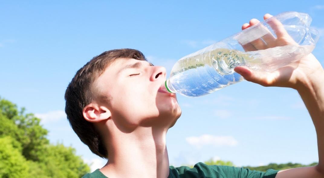 Agua. La mejor opción para hidratar el organismo.