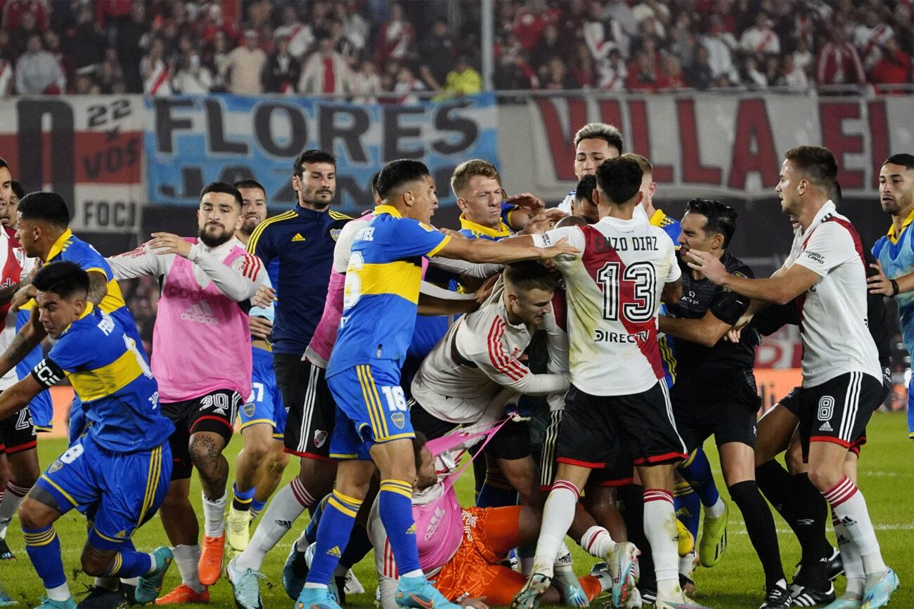 El polémico encontronazo entre los jugadores de River y Boca sobre el cierre del Superclásico. (Clarín)