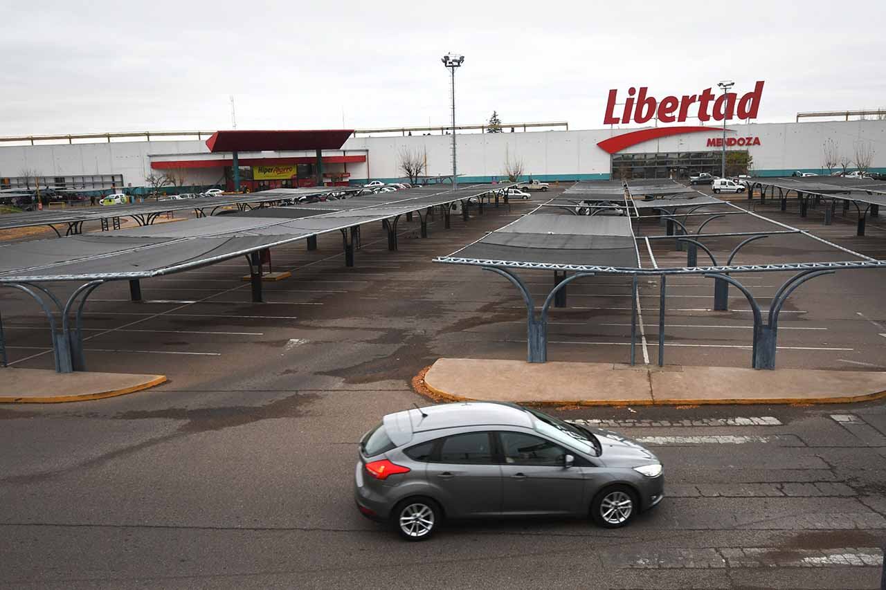 El grupo francés Casino vendió la cadena de hipermercados Libertad a un magnate checo. Foto: José Gutierrez / Los Andes