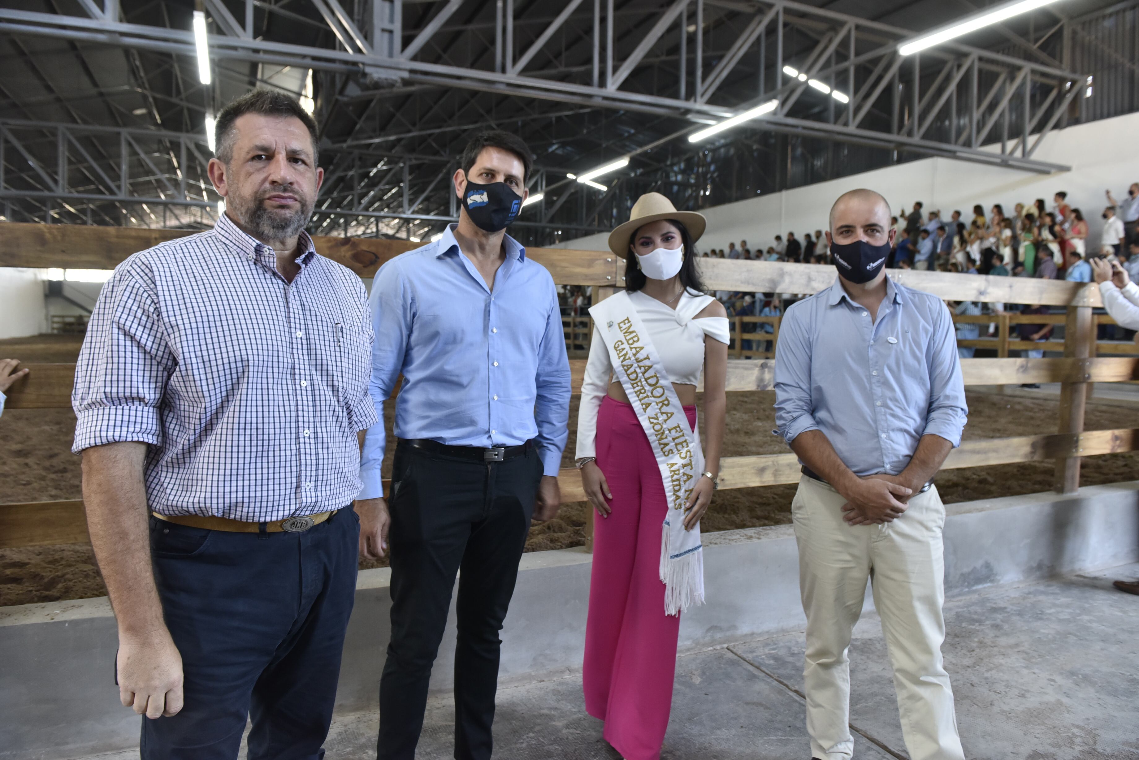 La Embajadora Nacional de la Ganadería, Sofía Kairuz, junto a José María Santolín, Ramiro Labay y Andrés Vavrik, presidente de la Cámara de Comercio de General Alvear.