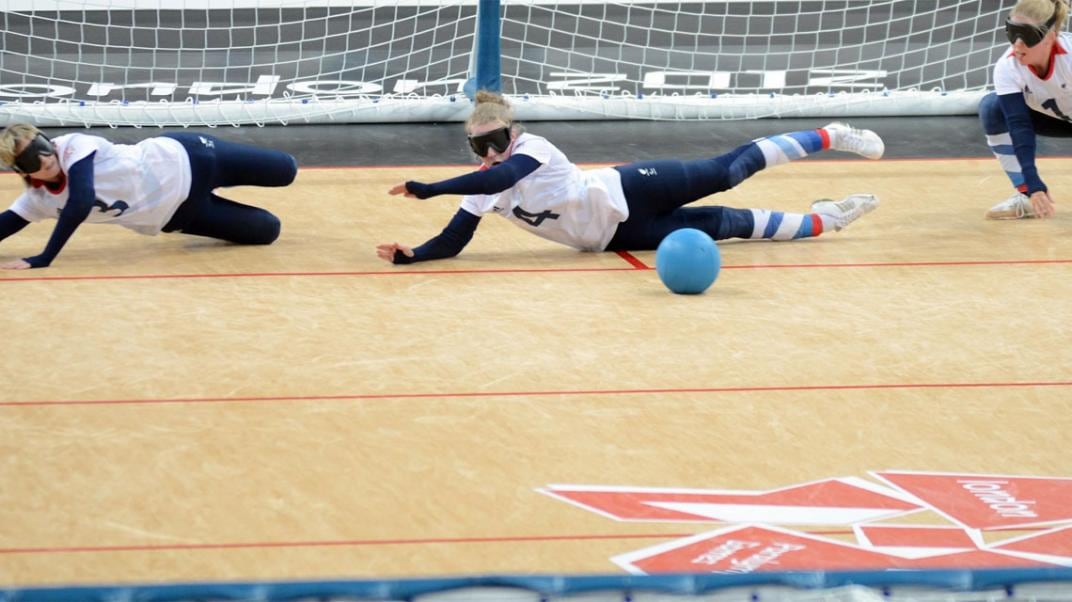 Goalball. La misión es tratar de convertir o atajar en un arco de nueve metros.