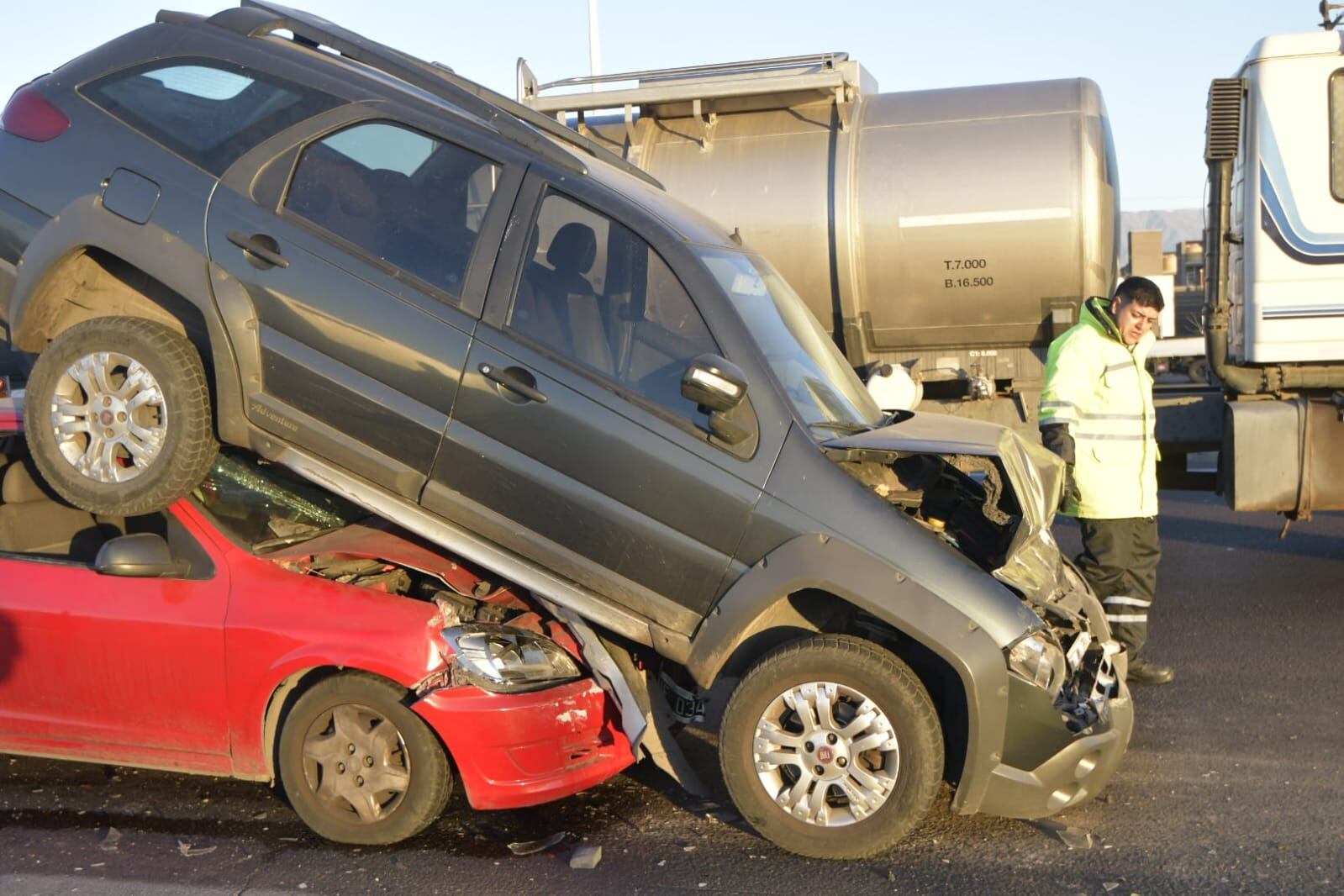 Impresionante choque en cadena en el Acceso Sur (Foto: Orlando Pelichotti / Los Andes)