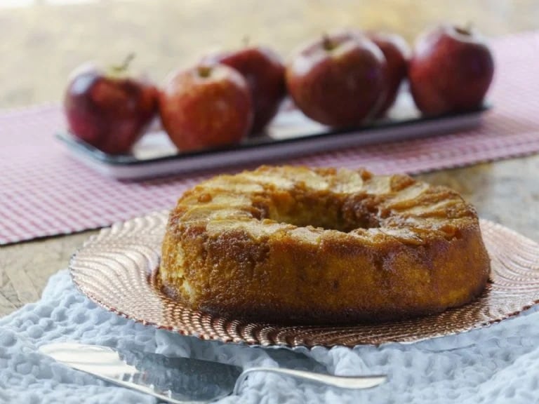 Así podés hacer una rica torta en taza de cualquier fruta.