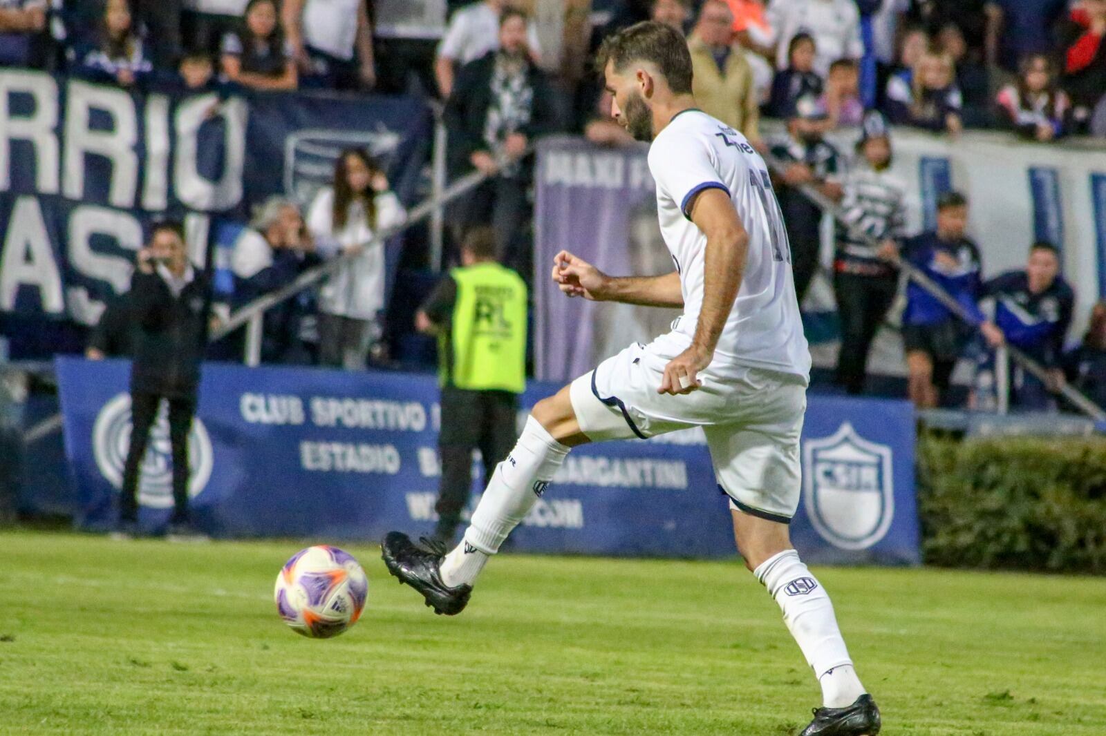 Diego Tonetto, una de las figuras en el triunfo de Independiente Rivadavia ante Quilmes.