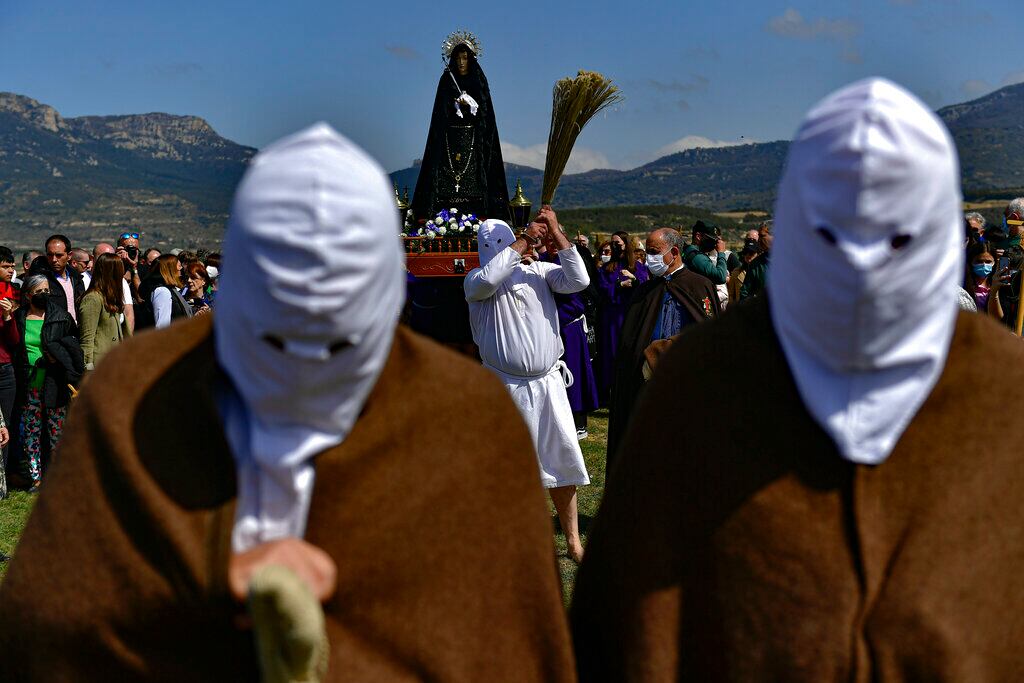 Penitentes participan en la procesión de "Los Picaos", en San Vicente de La Sonsierra, en el norte de España, el 15 de abril de 2022. (AP Foto/Álvaro Barrientos)