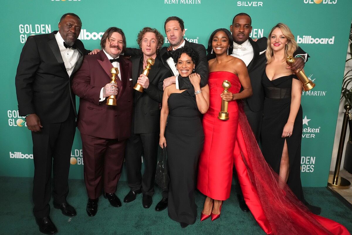 El equipo de la serie "The Bear / El oso" en los Globos de Oro 2024 (AP)