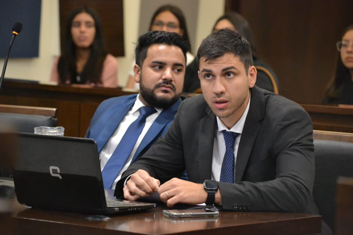 Los defensores Gustavo Gaido y Javier González, pidieron que el jurado declare inocente a Fabián D’agostino y su hijo, Axel. | Foto: prensa Poder Judicial.