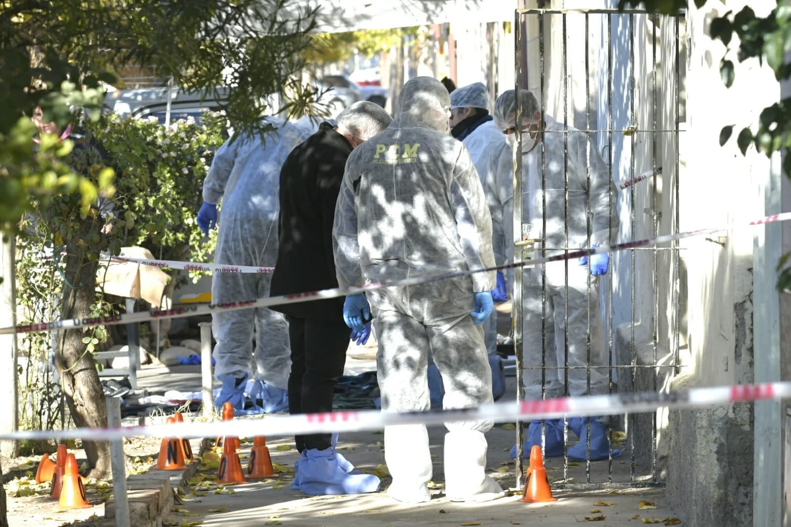 Personal de policía Científica trabajando en la vivienda de Carlos Eduardo Osorio Cornejo, la víctima.  / Orlando Pelichotti - Los Andes.