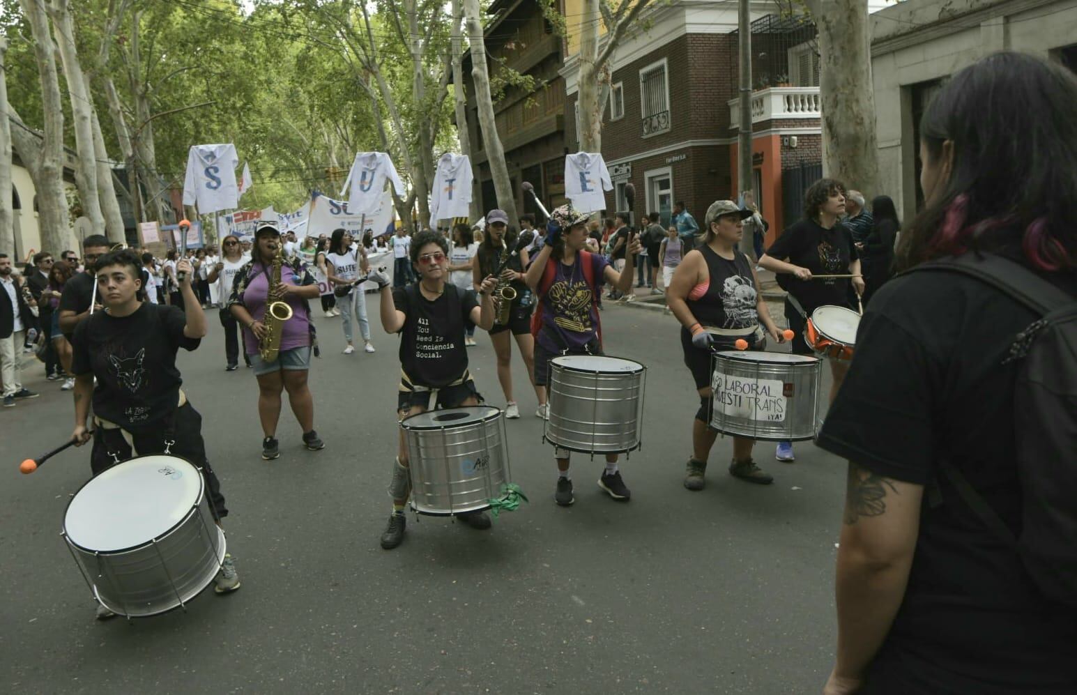 Protestas en el Carrusel 2024: Conicet, SUTE, pueblos originarios contra la minería (Orlando Pelichotti / Los Andes)