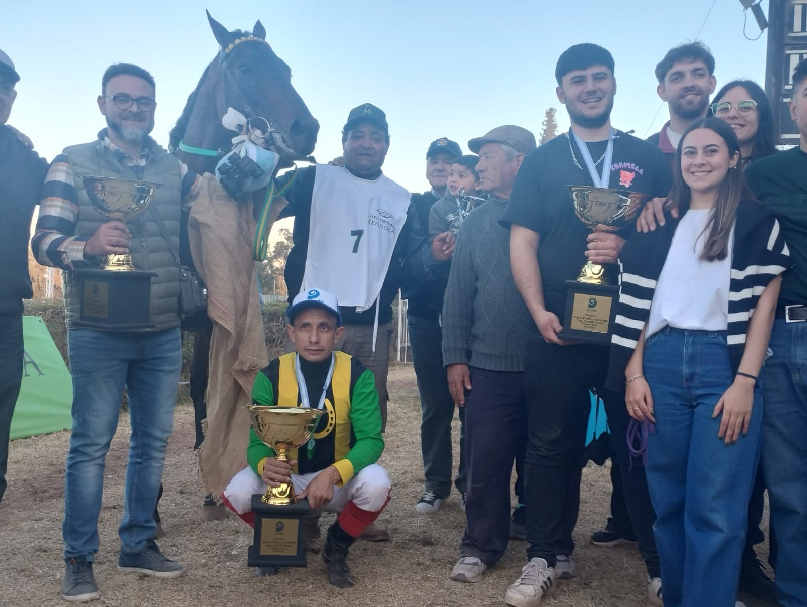 El equipo ganador de la 69° edición del Santo Patrono Santiago, a pleno.