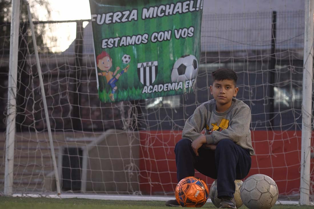 Michael González tiene 10 años y vive con sus abuelos, su hermana y sus tías en Godoy Cruz. La familia atraviesa una difícil situación económica y al niño se le detectó una delicada enfermedad en sus huesos.