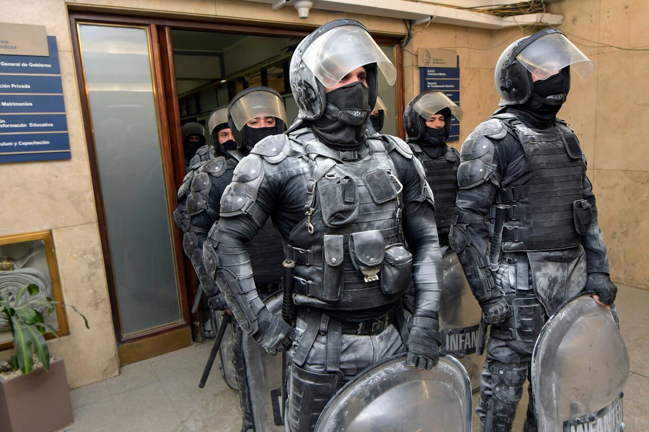 Una protesta de policías y penitenciarios retirados generó este mediodía momentos de tensión e incidentes en Casa de Gobierno, ya que intentaron ingresar a la fuerza al edificio
Foto: Orlando Pelichotti / Los Andes 