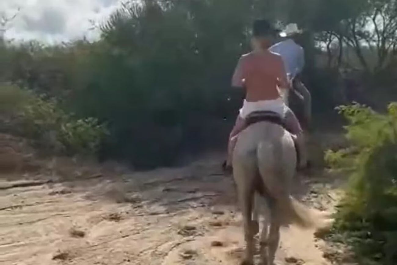 Britney Spears cabalgando semidesnuda