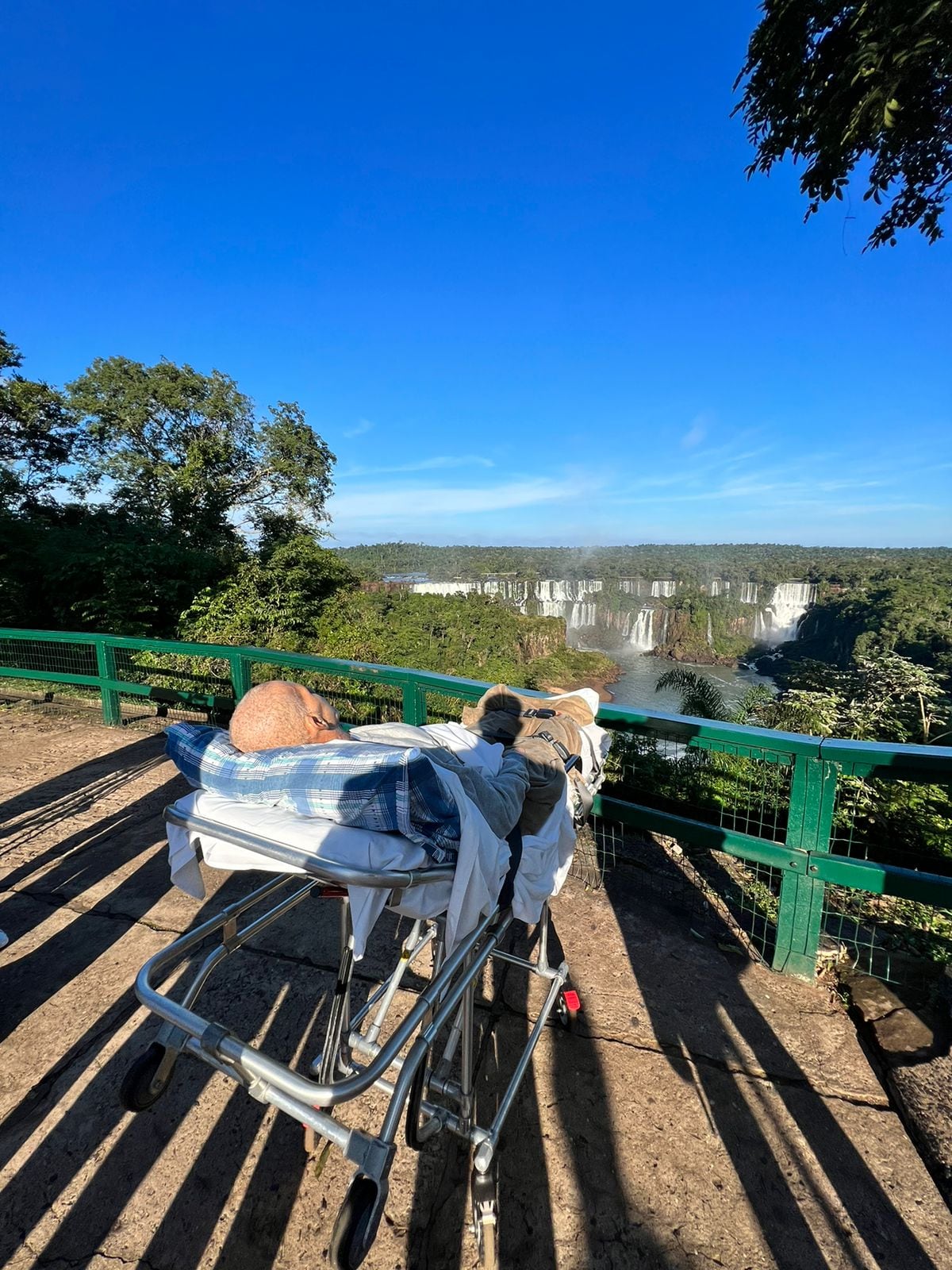 Valmiro contemplando una de las siete maravillas naturales del mundo. Foto: Facebook / Hospital Ministro Costa Cavalcanti