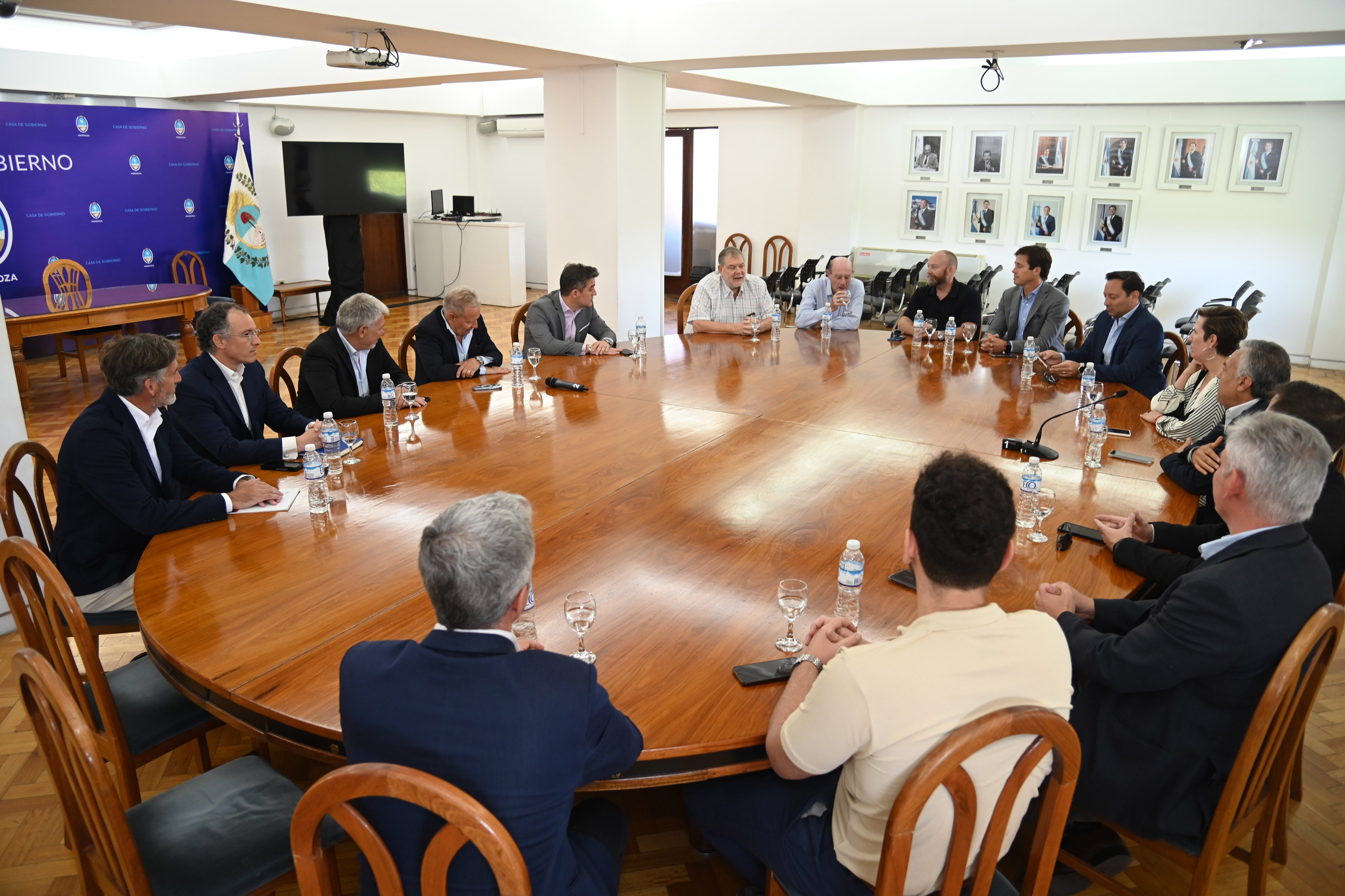 El gobernador Alfredo Cornejo junto a empresarios mineros que tienen proyectos en Malargüe Distrito Minero Occidental. Foto: Prensa Gobierno de Mendoza.