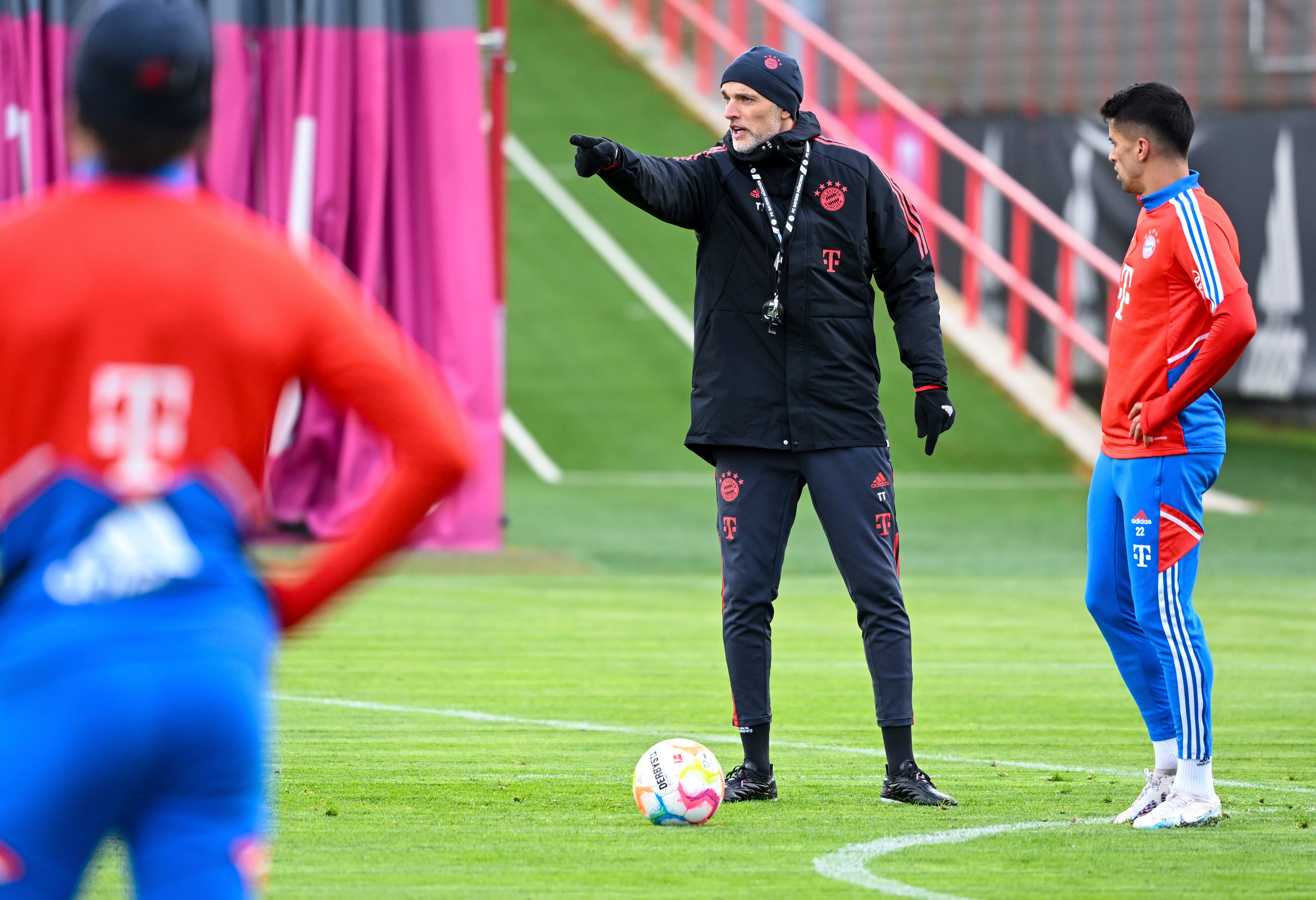 En foto del martes 28 de marzo del 2023, el nuevo técnico del Bayern Munich Thomas Tuchel hace un gesto parado al lado de Joao Cancelo en un entrenamiento del equipo en Munich. (Sven Hoppe/dpa via AP)