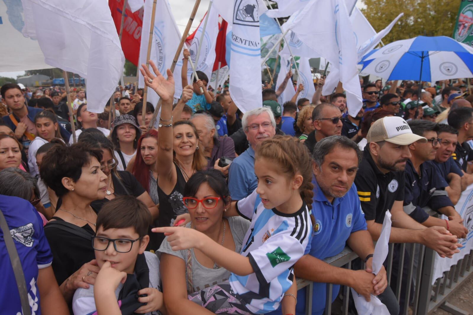 Una multitud esperó el tren en Palmira. Había vecinos y también militantes con sus banderas.