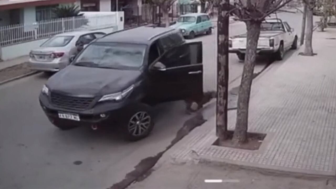 Apolo puso en marcha la camioneta y huyó del vehículo. Foto Captura: X