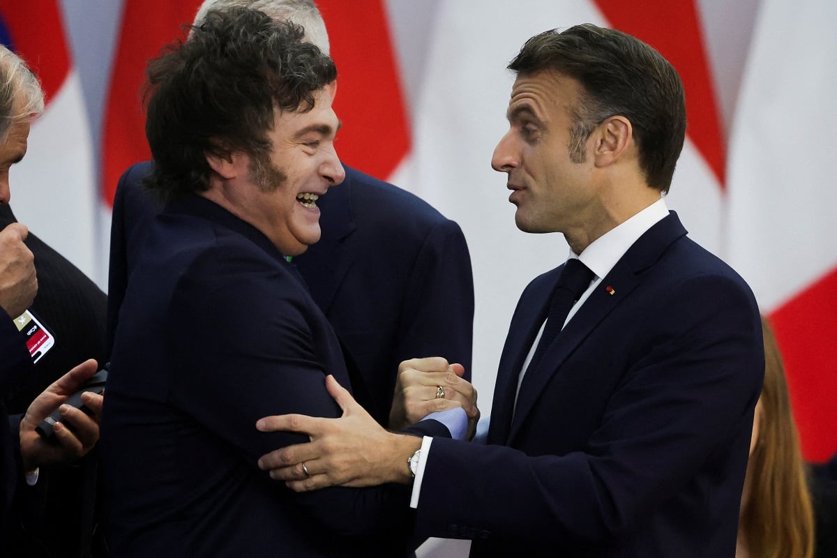 El presidente Javier Milei se saluda con su par francés Emmanuel Macron en la Cumbre del G20 en Brasil (Gentileza)