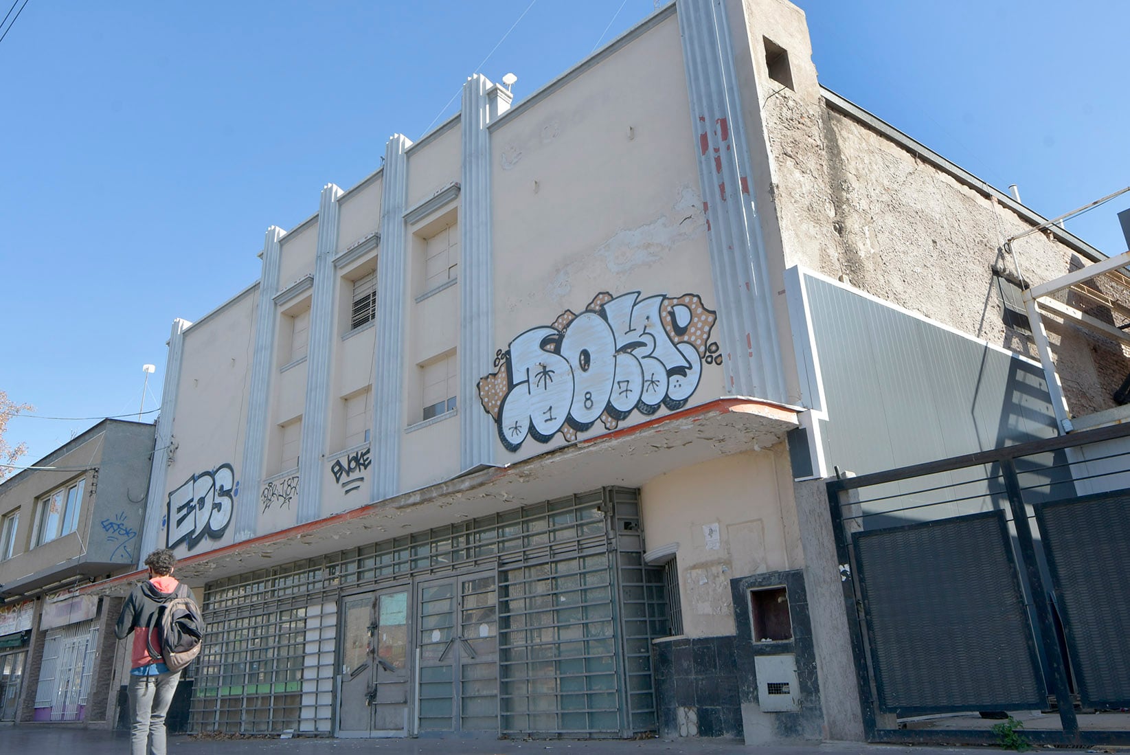 Cine Teatro Sportman, abrió sus puertas en 1950, tenía una capacidad de 1300 butacas. 
En 1992, cambió de nombre por “Cine Teatro Luis Sandrini” . Hoy es un depósito de Supermercado. Foto: Orlando Pelichotti / Los Andes