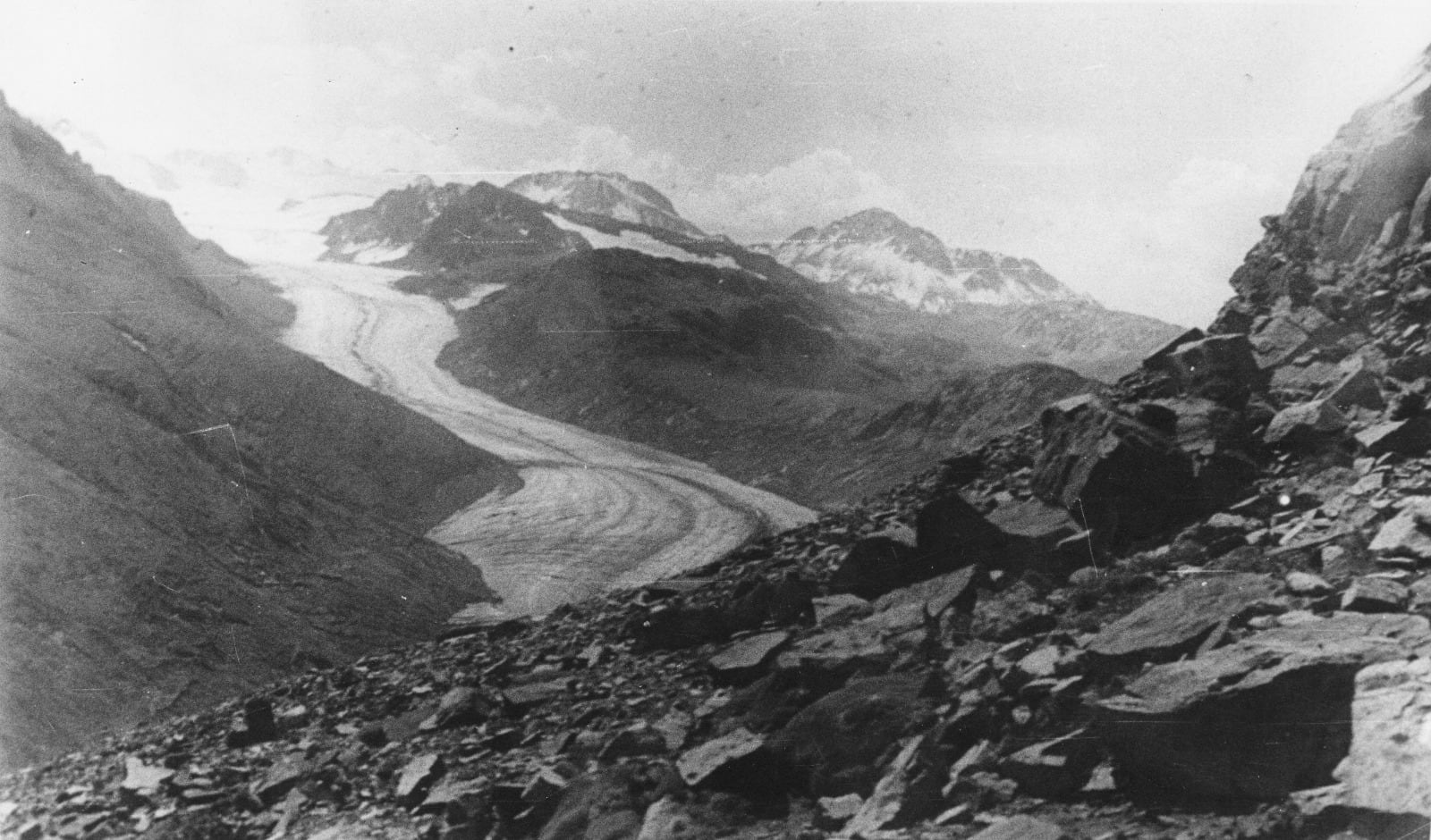 Glaciar “Humo”, cuenca del río Atuel entre 1914/1915, autor: Walter Von Fischer. Archivo del IANIGLA.