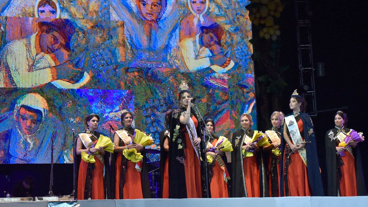 Mariana Gantus fue coronada como la nueva reina de Godoy Cruz en la fiesta “Danza bajo la magia de los parrales”