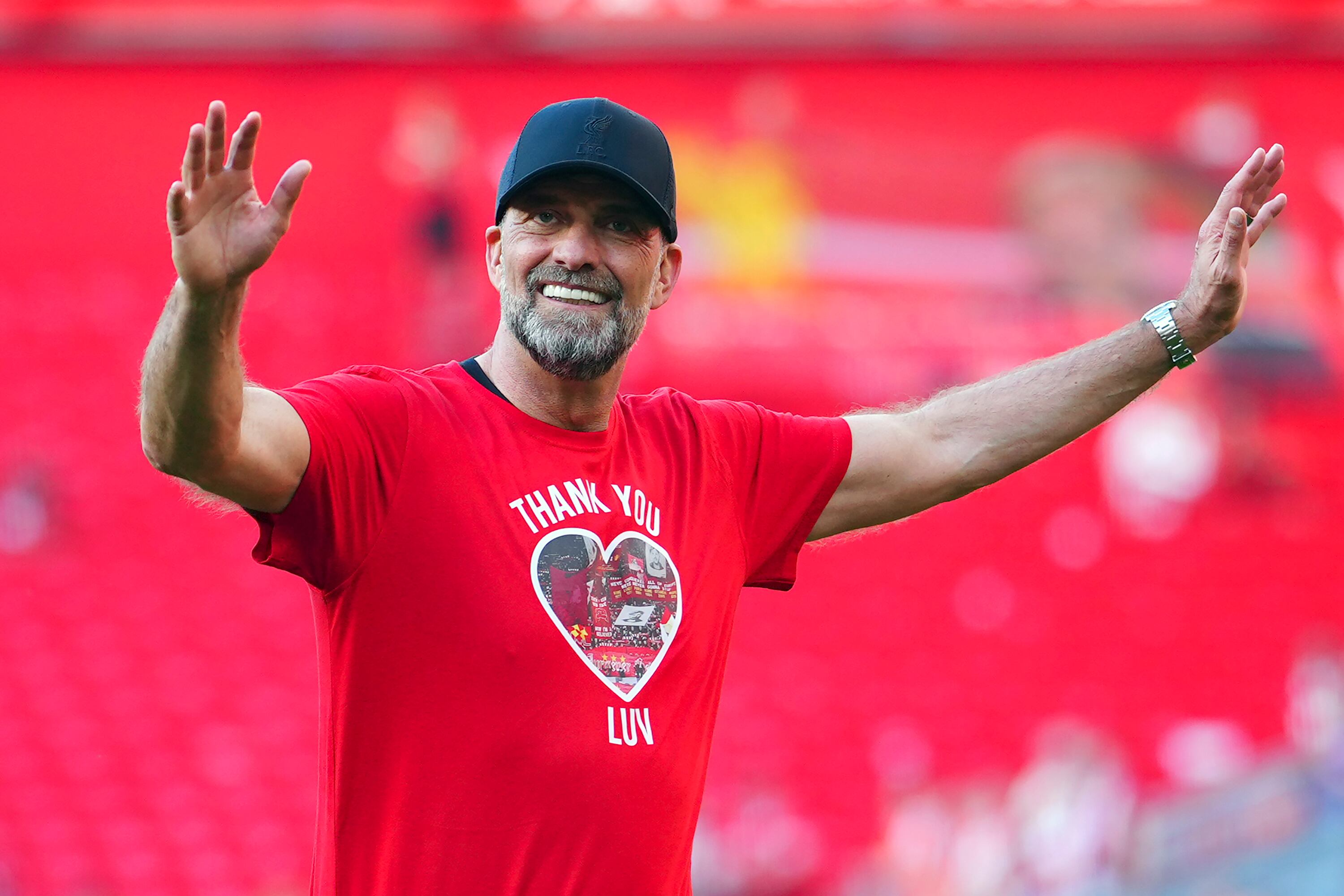 ARCHIVO - Jürgen Klopp, técnico del Liverpool, agradece al público tras un partido ante Wolverhampton, el domingo 19 de mayo de 2024 (AP Foto/Jon Super, archivo)