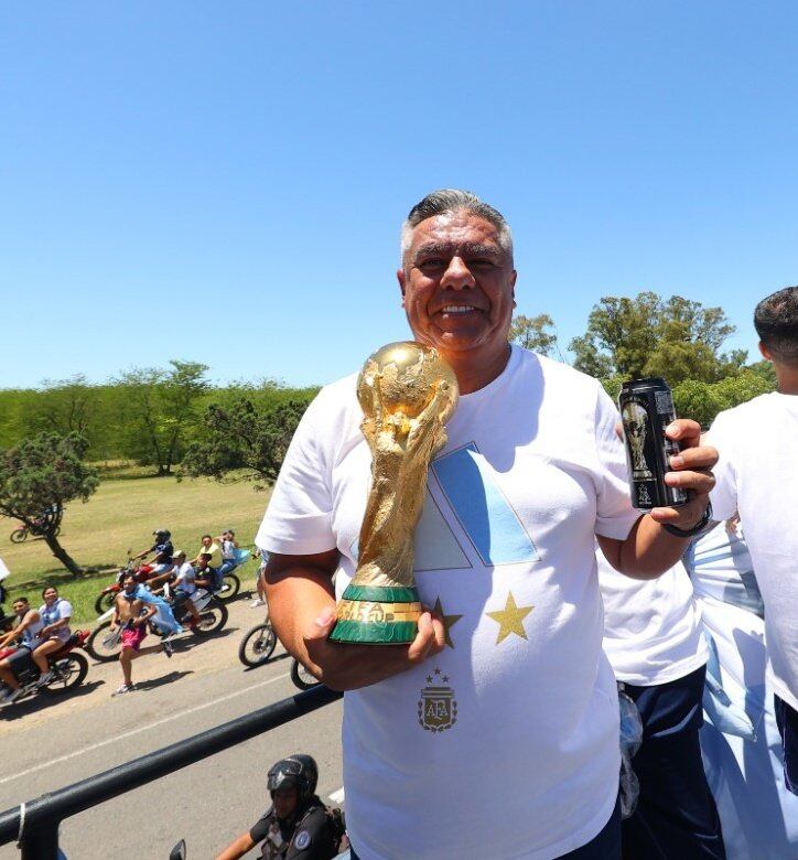 Chiqui Tapia con la Copa del Mundo en Argentina. Foto: Twitter/@tapiachiqui