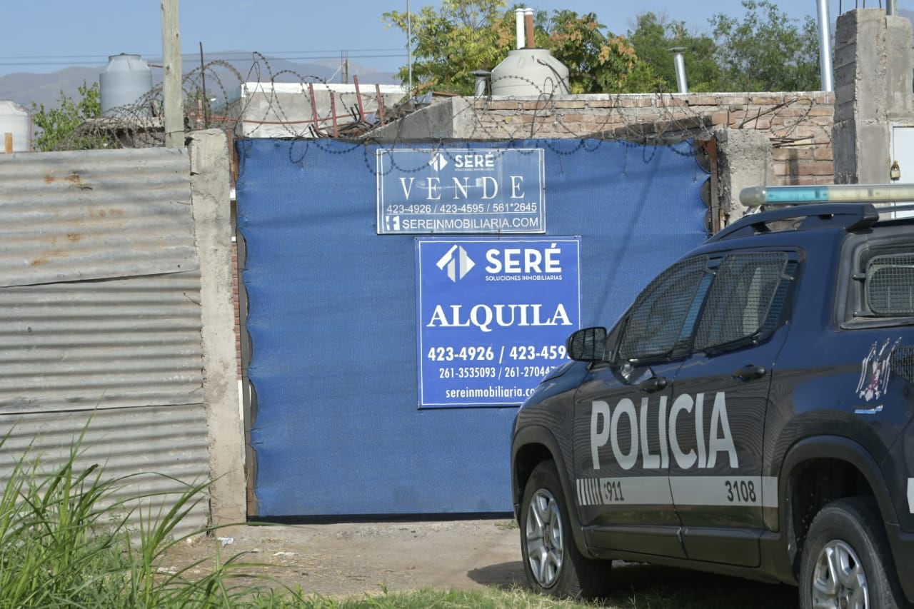 El aterrador cartel que el femicida había escrito a su ex en una pared: “A la gente que quieres, no la dejas de querer nunca”. Foto: Orlando Pelichotti / Los Andes.