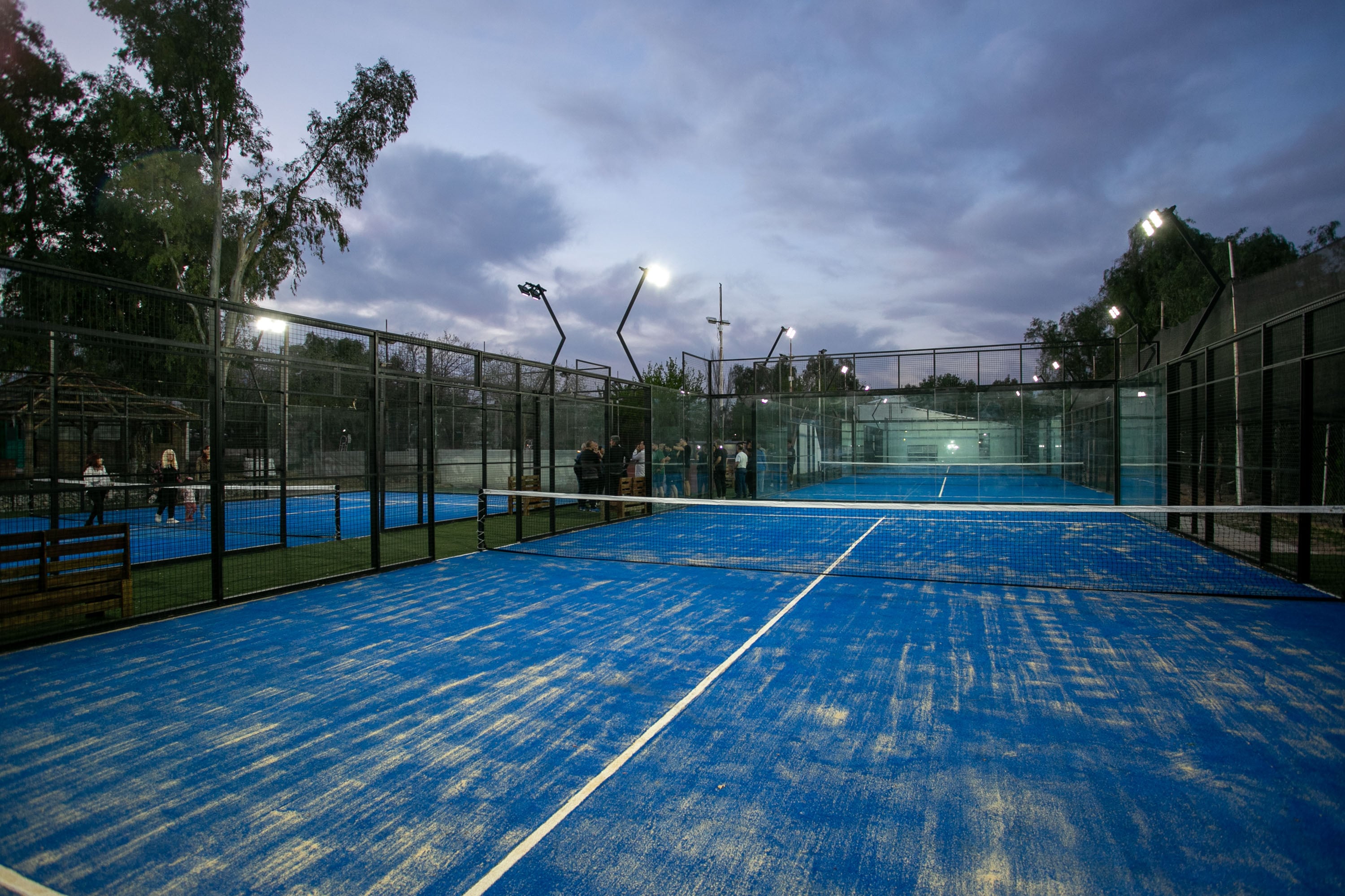 Ulpiano Suarez inauguró las canchas de pádel del club Guillermo Cano