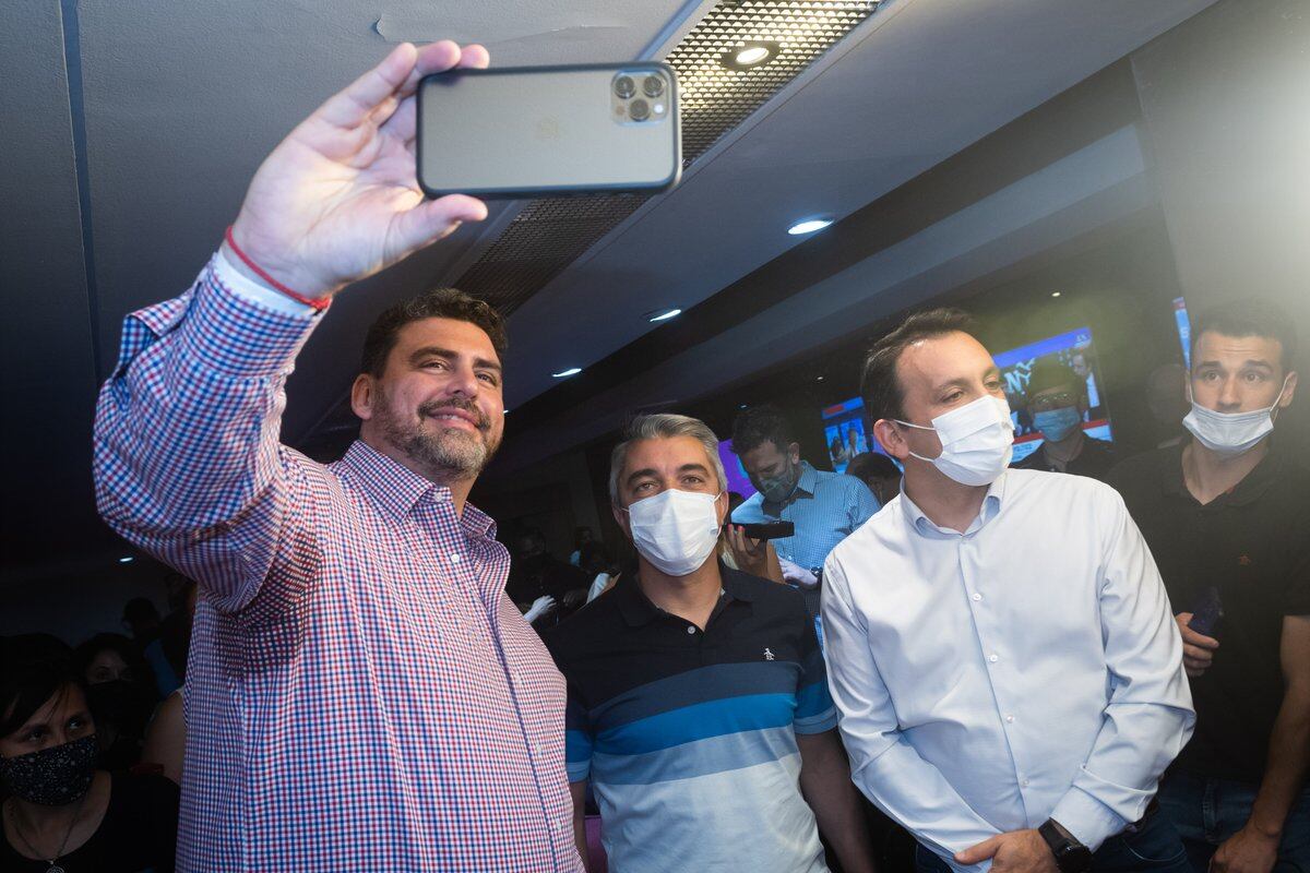 Elecciones legislativas 2021. Martín Kerchner se saca una selfie, exultante por haber sido electo senador provincial.