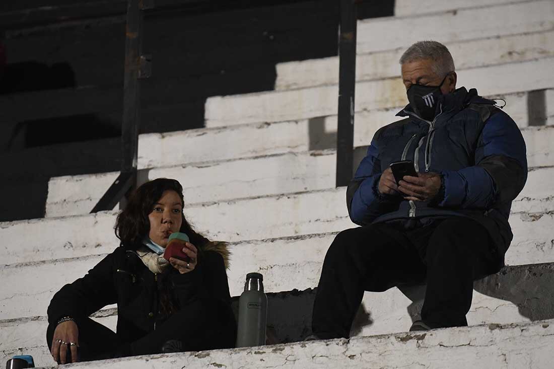 El mate como aliado mientras se juega el partido.