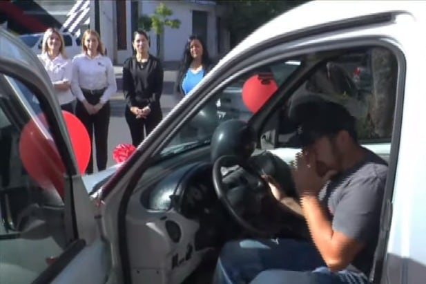 José en la nueva camioneta que lo ayudará a seguir luchando por su hijo. 