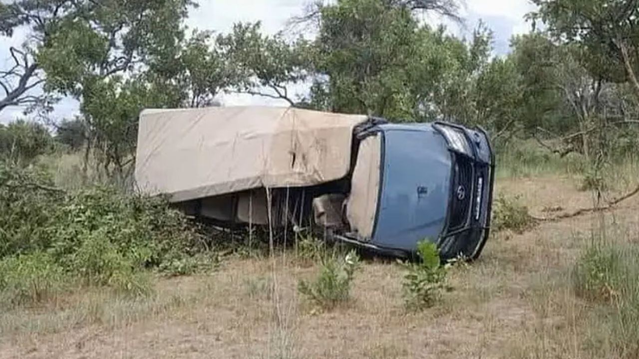 Así quedó la camioneta tras ser embestida por un elefante. 