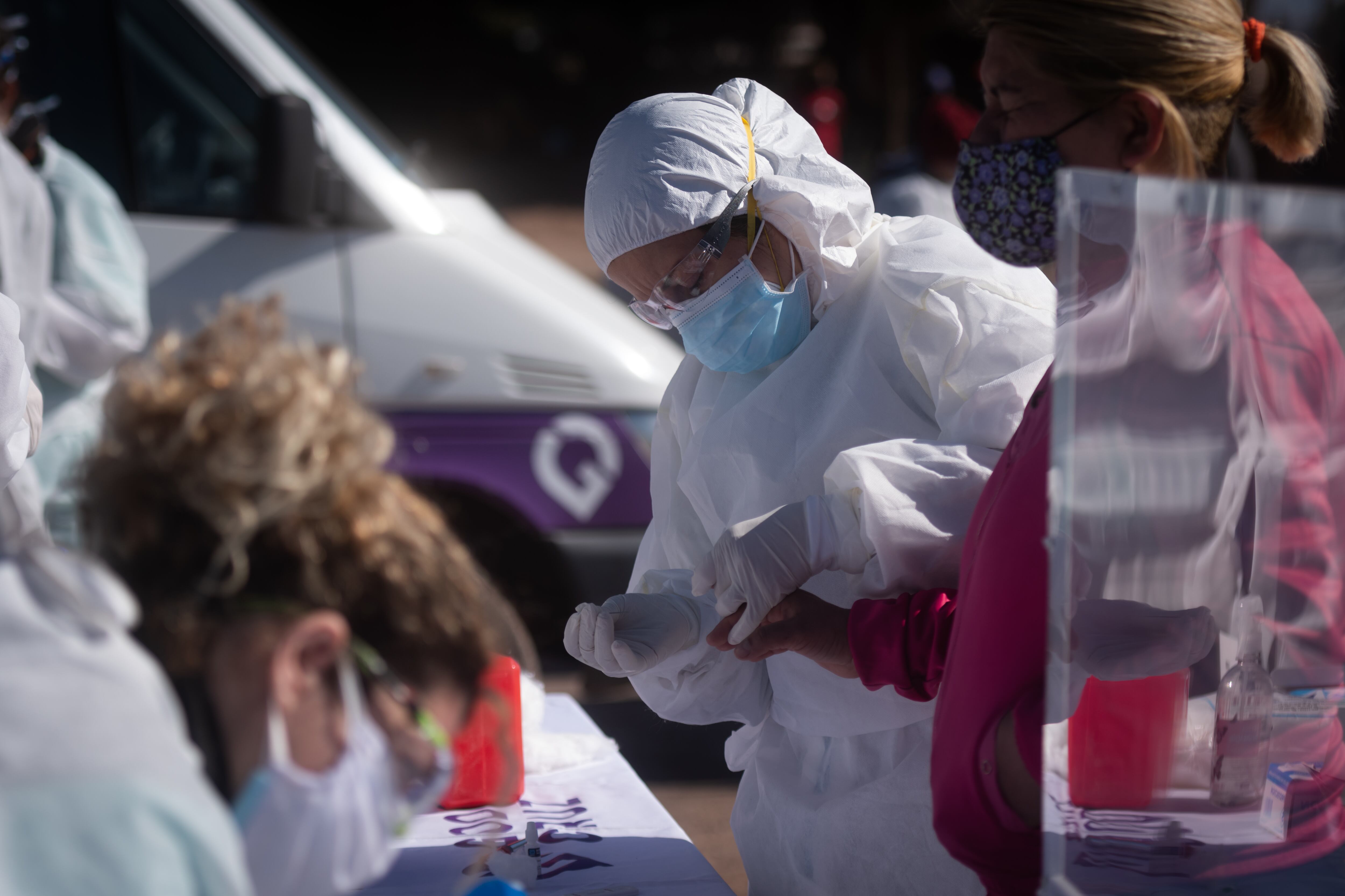 Por el aumento de casos positivos, son cada vez más intensos los operativos sanitarios en los barrios del Gran Mendoza.