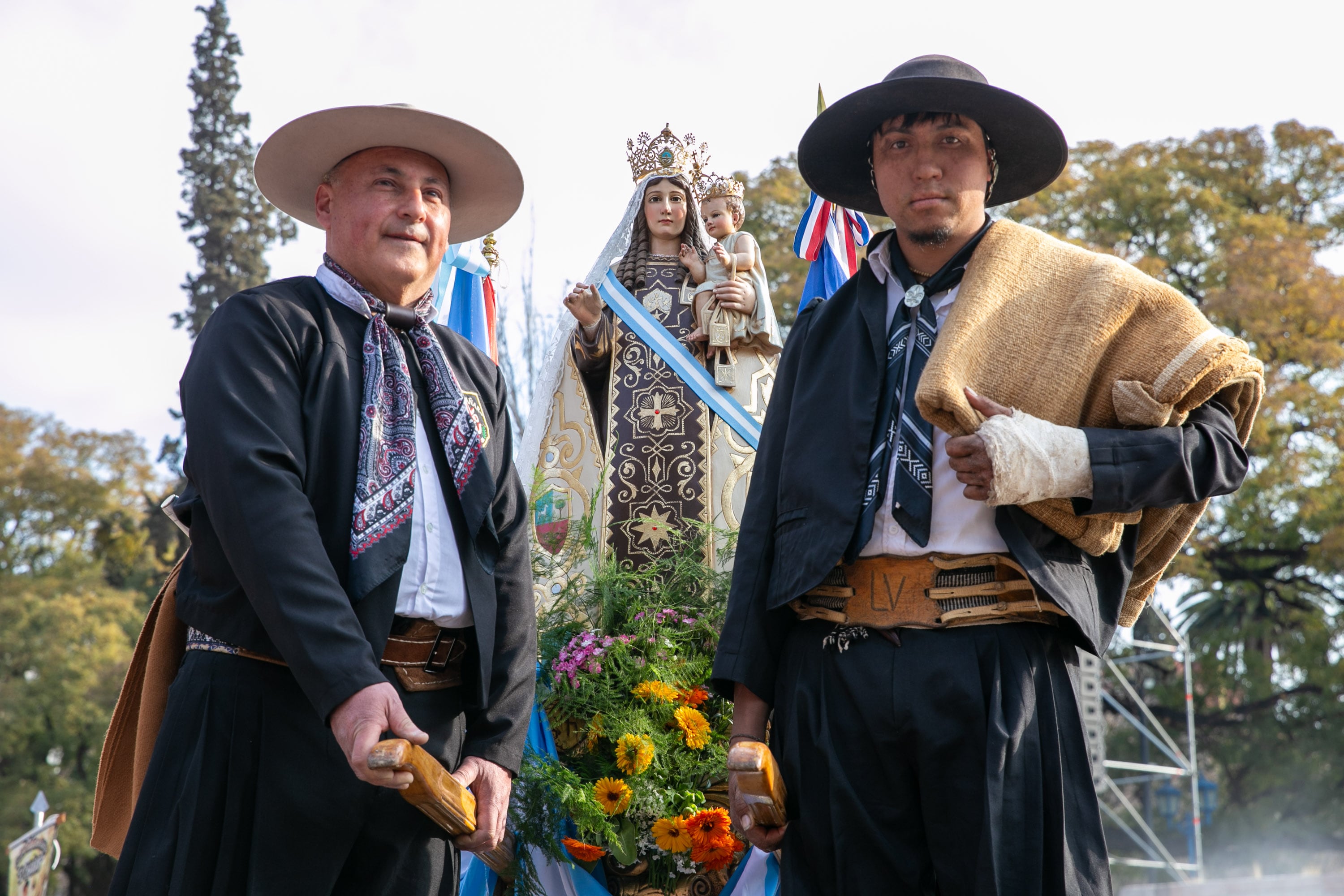 Una multitud homenajeó al General San Martín en la plaza Independencia