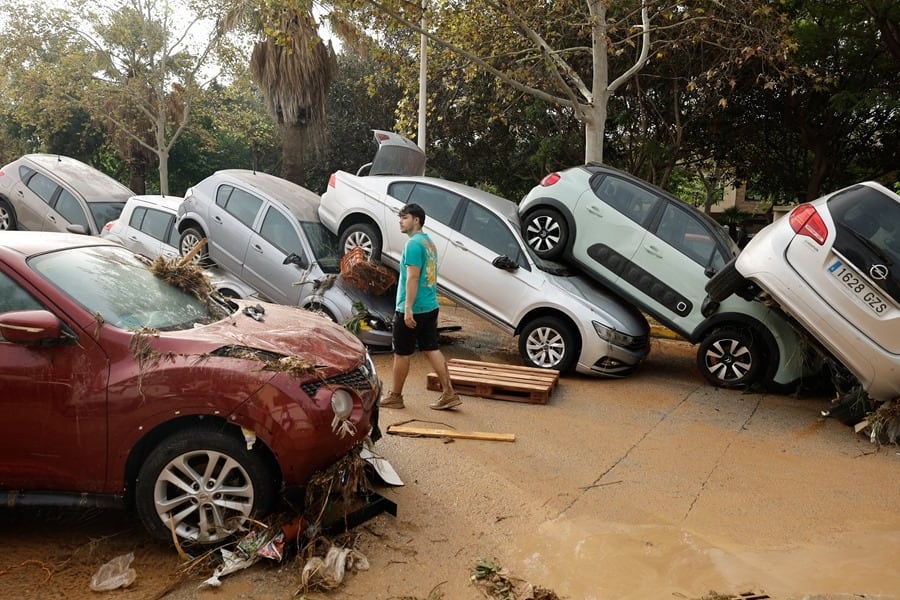 Estado en el que se encuentran varios vehículos por las intensas lluvias en Picaña (Valencia). EFE/Biel Aliño