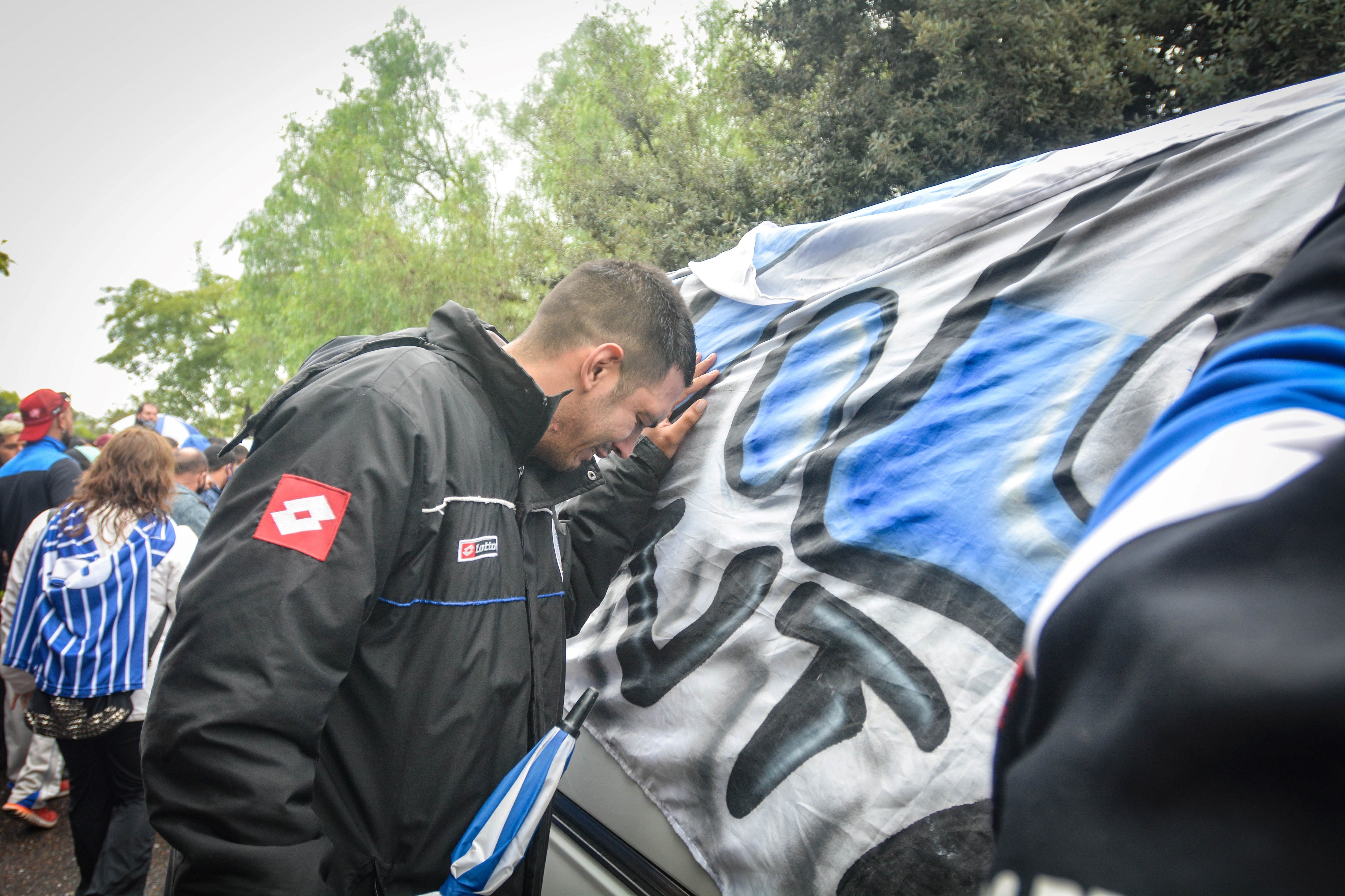 Cientos de simpatizantes se acercaron llorando hasta el furgón que trasladó los restos del ídolo hasta el aeropuerto. 