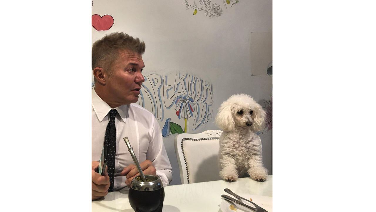 Fernando Burlando junto a la perrita.